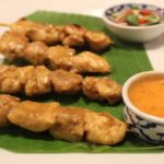 Espetinho de frango com molho de amendoim