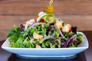 Salada de vegetais com pão de forma