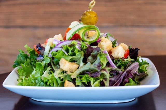 Salada de vegetais com pão de forma