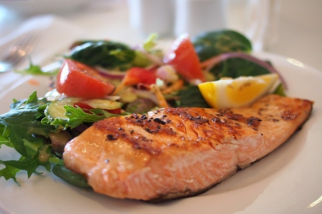 Deliciosa salada de salmão e batata