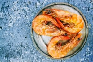 Pilaf de camarões com cauda e temperos com pimentas