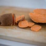 Batata doce e salada de macarrão frito
