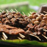 Espetinhos de alcatra com molho doce picante