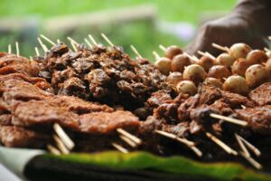 Espetinhos de alcatra com molho doce picante