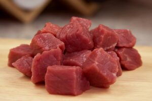 Picadinho de carne (em cubos) com batata (em rodelas), feijão e molho de tomate