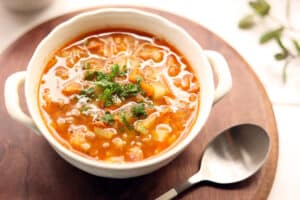 Sopa de gengibre, com carne de porco e cogumelos shiitake
